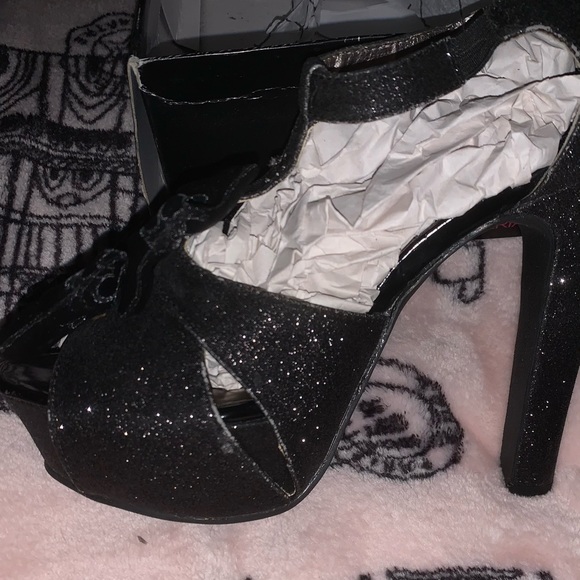 High heels - Picture 3 of 4